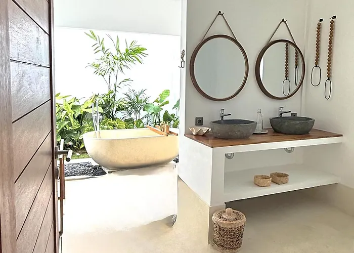 Jaya Luxury 3 Bed Private Pool Jacuzzi 5 Minutes From Nuanu * Munggu